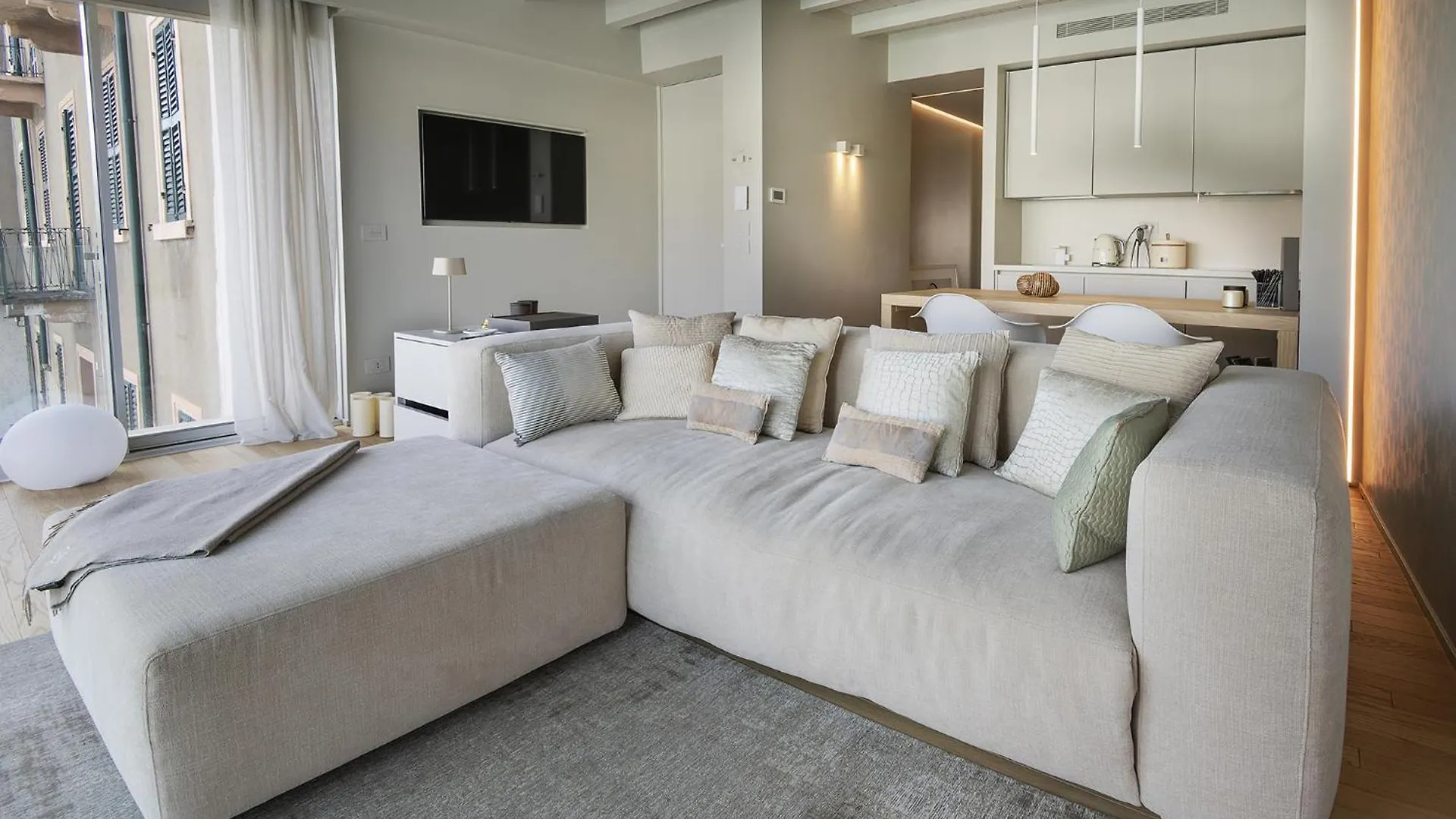 Palazzo Cordigero - Apartments Peschiera del Garda 0*,  Italy